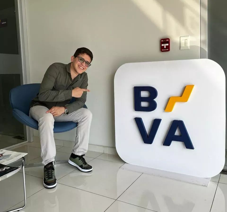 Jakson Correia sonriendo junto al logo de la Bolsa de Valores de Asunción