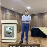 Jakson dando una charla en un auditorio